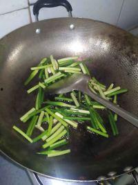 茄瓜和蒜苔能一起吃吗,茄瓜与蒜苔的搭配食用探讨