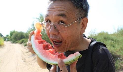 奇葩吃瓜姿势,揭秘那些奇葩的吃瓜姿势