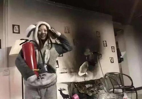 司机坐路边吃瓜视频,揭秘日常生活中的小确幸