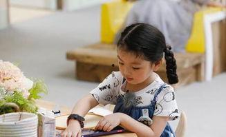 小手牵小狗吃瓜,欢乐吃瓜时光