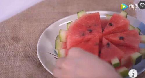 蛋仔优雅吃瓜,解锁夏日清凉新姿势