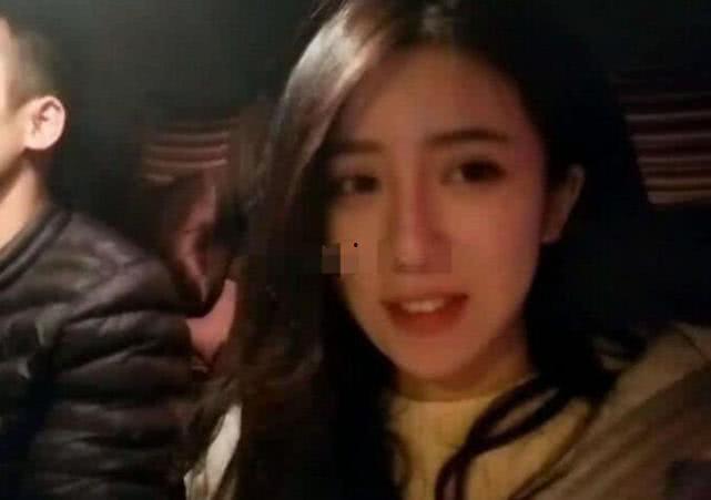 直播吃瓜挡脸图片,挡脸瞬间引发网友热议