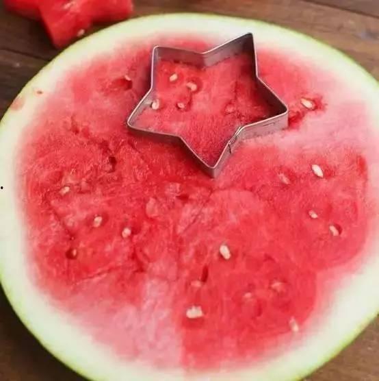 吃脆瓜不吐籽吗,吃脆瓜，籽儿不吐的秘密