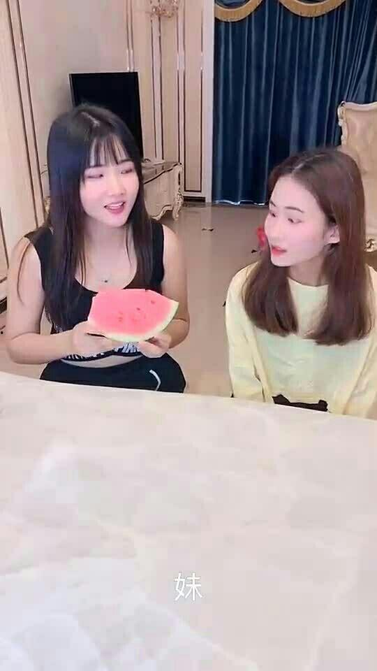 妹妹吃瓜动作,萌态尽显