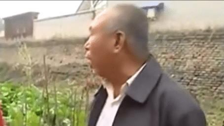 老头吃瓜救女儿视频,老父舍身救女，吃瓜瞬间成网红