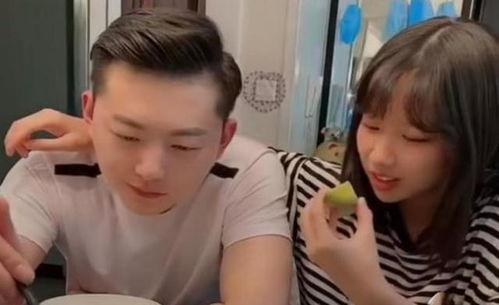 网上超火的一对父女吃瓜,揭秘网络热门事件背后的真相