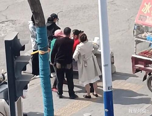 西安天桥吃瓜,街头奇观引发网友热议