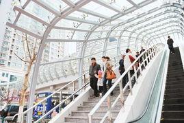 西安天桥吃瓜,街头奇观引发网友热议