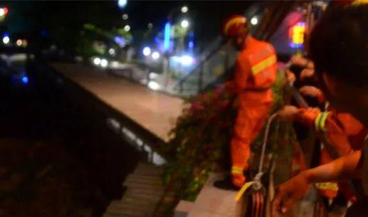 西安天桥吃瓜,街头奇观引发网友热议