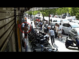 小伙吃瓜撞到前车,小伙吃瓜不慎撞前车，上演现实版“吃瓜群众”