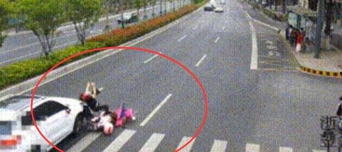 小伙吃瓜撞到前车,小伙吃瓜不慎撞前车，上演现实版“吃瓜群众”