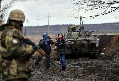 战地记者前线吃瓜,揭秘战地生活的酸甜苦辣