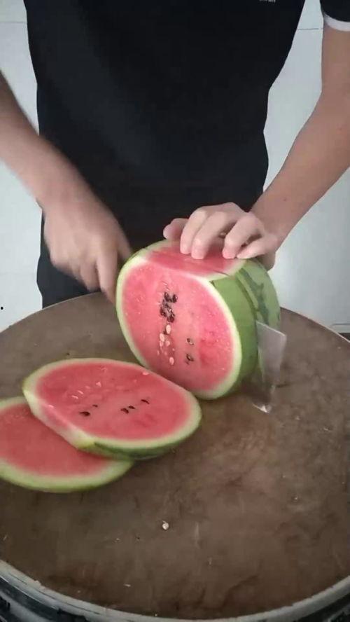 在家吃瓜的视频,揭秘热门吃瓜视频背后的欢乐时光