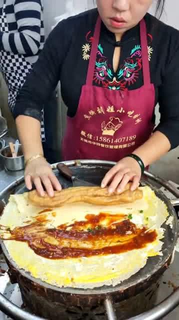 卖煎饼为了吃瓜,吃瓜顾客络绎不绝