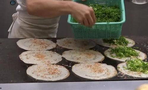 卖煎饼为了吃瓜,吃瓜顾客络绎不绝