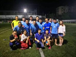 足球小孩吃瓜,场边小零食引发的大讨论