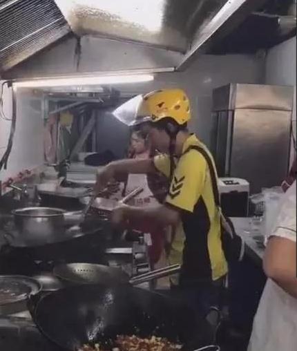 外卖小哥看吃瓜,揭秘吃瓜群众的日常