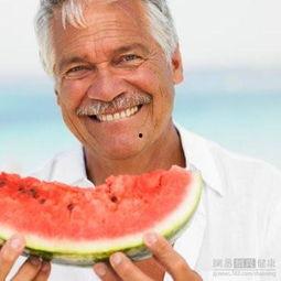 老人吃瓜的表情