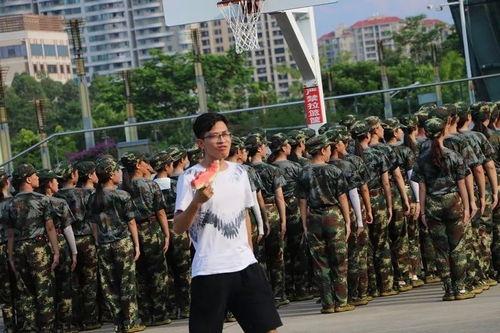 军训舞台吃瓜,揭秘军营里的欢乐时光