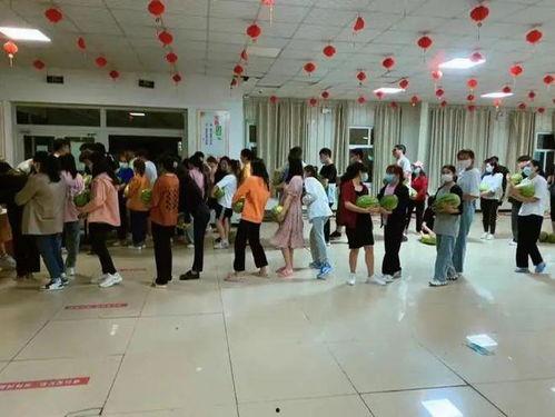 新疆昌吉学院吃瓜,瓜果飘香里的校园生活剪影