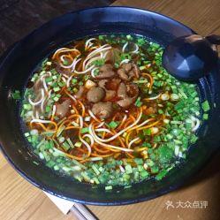 大瓜吃肥肠面,探寻地道美食背后的故事