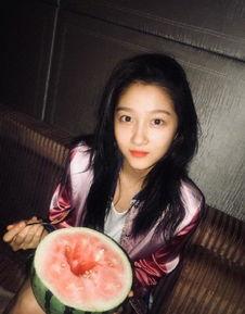 瓜地吃瓜关晓彤,甜蜜瞬间引网友热议