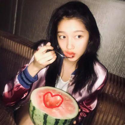 瓜地吃瓜关晓彤,甜蜜瞬间引网友热议