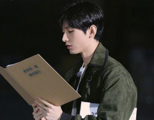 成毅在线吃瓜,揭秘娱乐圈幕后故事