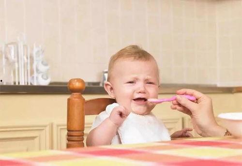 外国小孩回家吃瓜