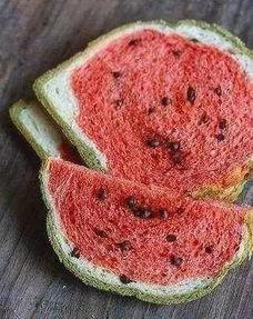 外国小孩回家吃瓜