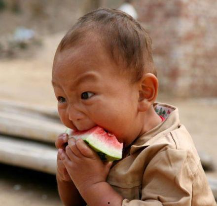 吃瓜的小帅哥,揭秘吃瓜小帅哥的瓜界传奇