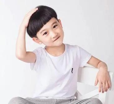 吃瓜的小帅哥,揭秘吃瓜小帅哥的瓜界传奇