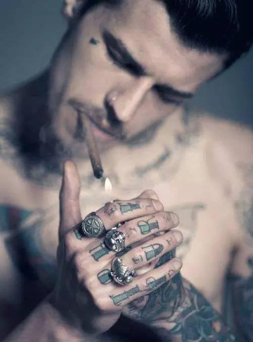 男纹身师吃瓜,揭秘男纹身师的生活点滴