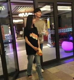 情侣逛街吃瓜,情侣逛街吃瓜的浪漫时光