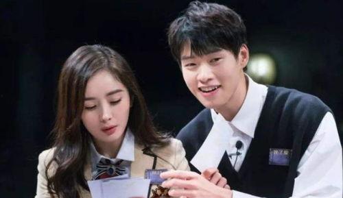 情侣逛街吃瓜,情侣逛街吃瓜的浪漫时光