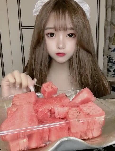 播放小姐姐吃瓜,小姐姐的甜蜜吃瓜时光