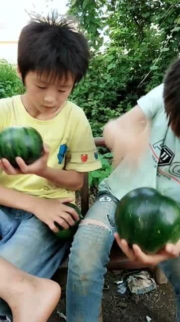 吃瓜的路边小伙,小伙勇敢发声