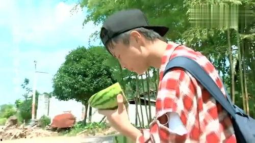 吃瓜的路边小伙,小伙勇敢发声