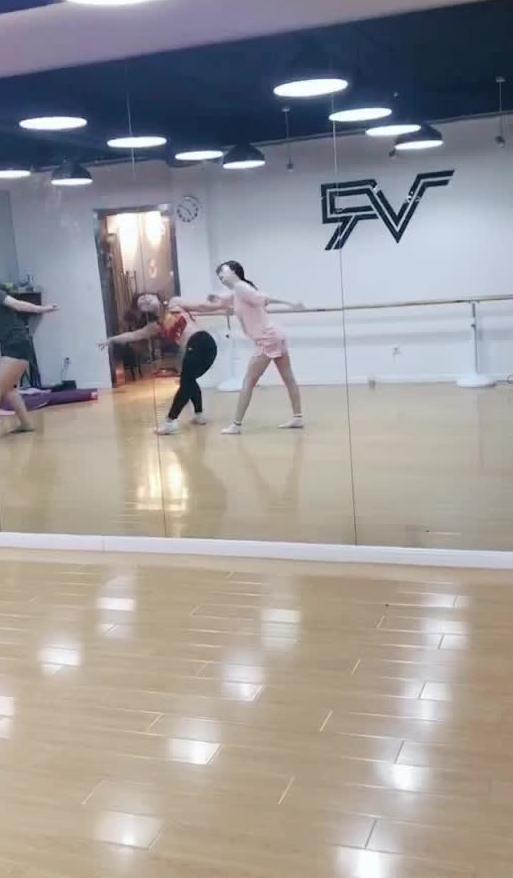 酒店吃瓜跳舞视频,吃瓜跳舞视频揭秘幕后故事