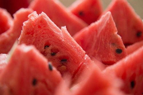 晚上吃瓜想吐,揭秘晚间吃瓜的奇妙体验