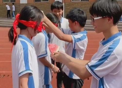 校园蒙眼吃瓜,一场别开生面的趣味挑战