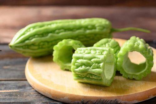 小暑工厂员工吃瓜,工厂员工共享清凉瓜果乐