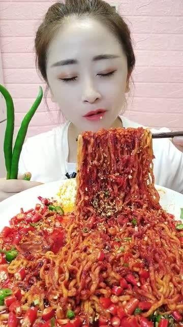 美女吃瓜牛,揭秘娱乐圈的甜蜜瓜田