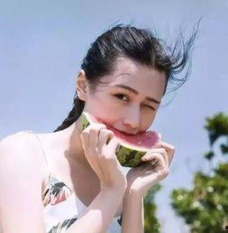 女生发吃瓜寓意,吃瓜背后的女性社交智慧