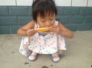 孩子吃瓜的反应,孩子吃瓜的欢乐瞬间