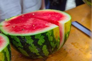 南通大学情侣吃瓜,校园甜蜜瞬间引发网友热议