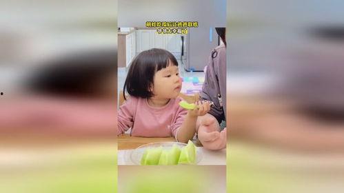 瓜哥吃瓜爷爷带娃,温馨家庭日常趣事