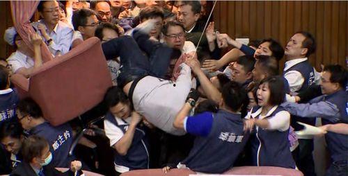 吃瓜抱摔男孩,一场意外引发的校园风波