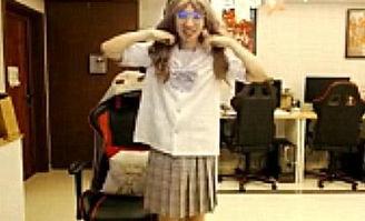 瓜哥吃瓜女装图片,女装造型引发网友热议